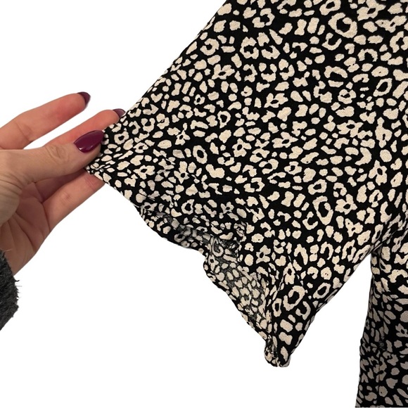Urban Romantics Blouse Women’s Small Urban Outfitters Leopard Flutter Sleeve - Picture 2 of 5